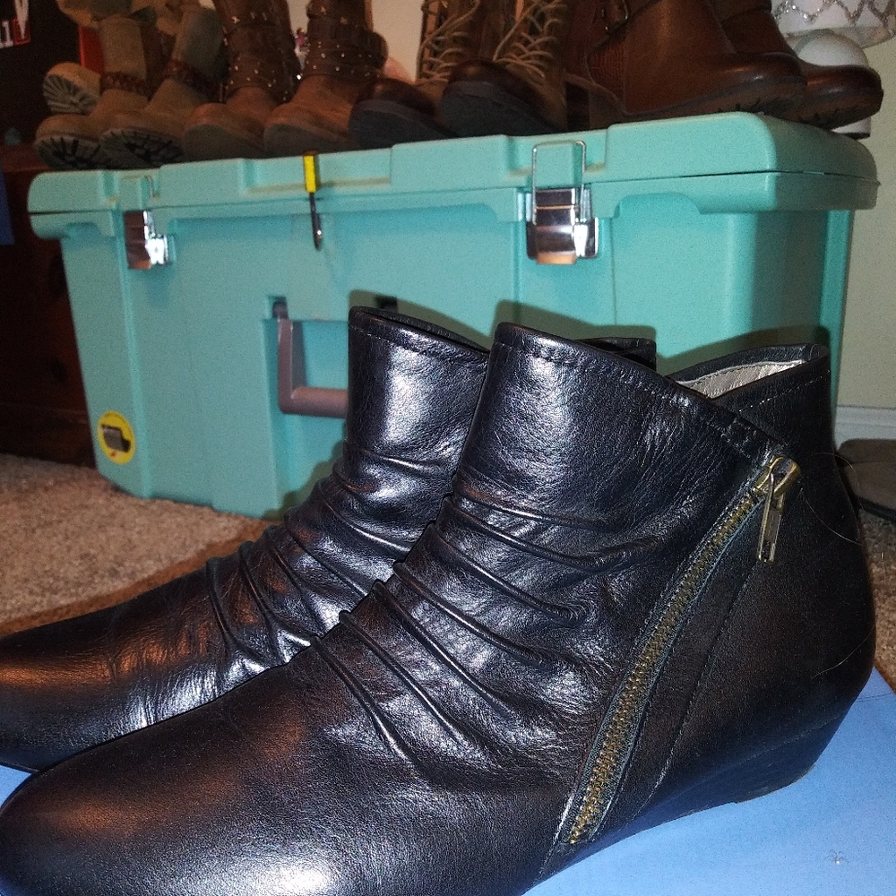 Boots - Picture 3 of 5